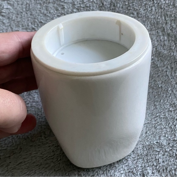 Bathroom Cup Dispenser - Picture 2 of 4